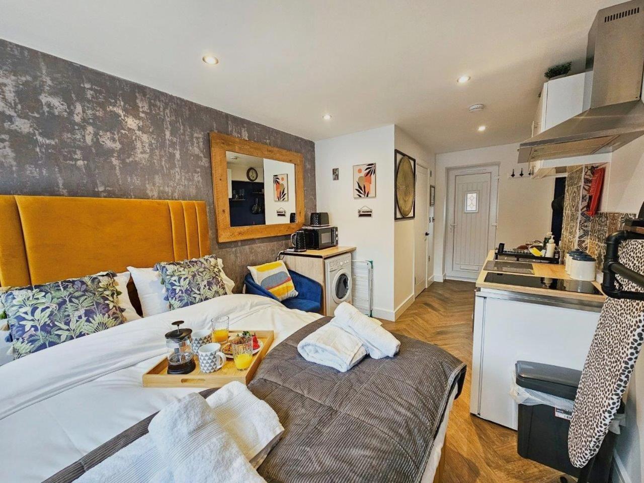 Cobblestone Studio By Fortuna Property Cheltenham Bagian luar foto