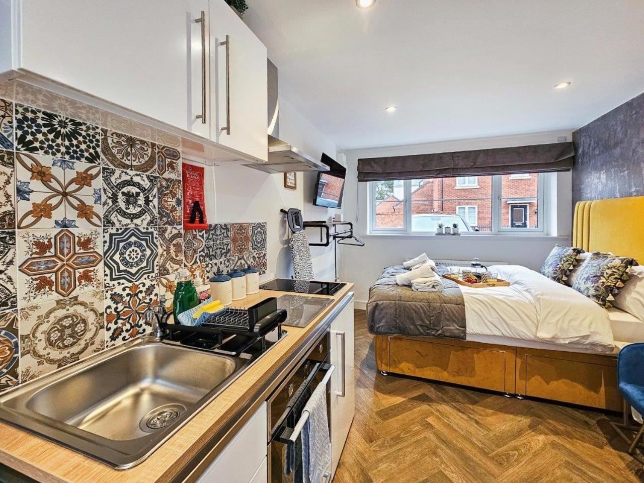 Cobblestone Studio By Fortuna Property Cheltenham Bagian luar foto
